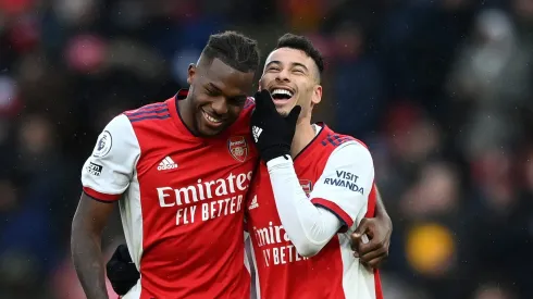 Nuno Tavares e Gabriel Martinelli lado a lado no Arsenal. Foto: Shaun Botterill/Getty Images
