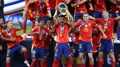 Seleção Espanhola levantando a taça
