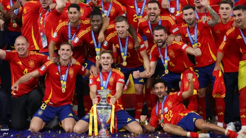 Seleção Espanhola levantando o troféu
