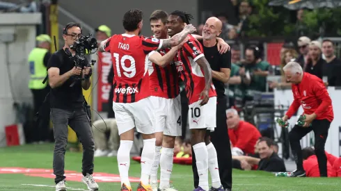 Em encerramento da temporada passada, atletas do Milan abraçam técnico Stefano Pioli (Foto: Marco Luzzani/Getty Images)
