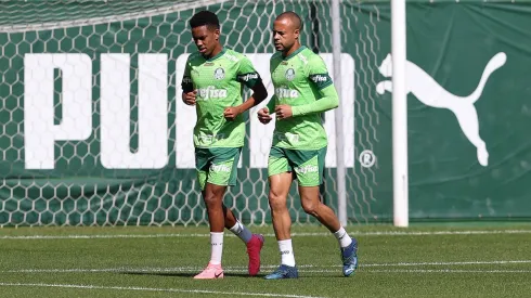 Estêvão e Mayke em treino do Palmeiras nesta quinta-feira (25). (Foto: Cesar Greco/Palmeiras)
