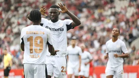 Tella comemora gol com Boniface em Rot-Weiss Essen x Bayer Leverkusen.  (Photo by Christof Koepsel/Getty Images)
