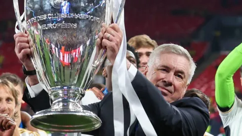 Ancelotti com a taça da Champions League
