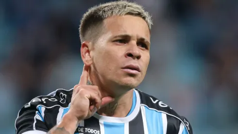 Rival do Grêmio sonha alto e tem interesse em fechar com o atacante Soteldo.
