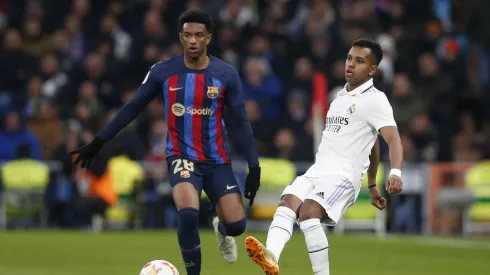 Rodrygo e Balde disputam jogada em Real Madrid x Barcelona. Photo: Senis Cebolla / ALFAQUI 
