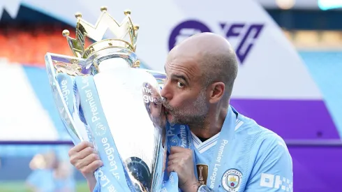 Guardiola com a taça da Premier League
