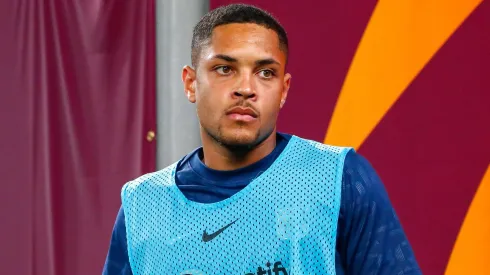 Vitor Roque quer sair do Barcelona e pede para ser vendido do Camp Nou.
