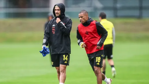 Arrascaeta e De la Cruz em treino do Flamengo. (Foto: Gilvan de Souza | CRF)
