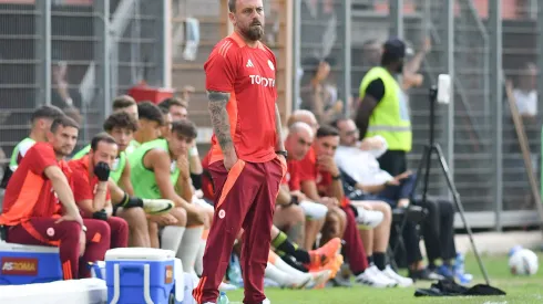 Roma começa temporada com De Rossi no banco de reservas e alta expectativa }(Foto: Mattia Vian/SOPA Images/Imago)
