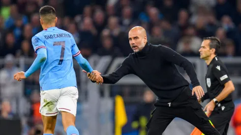 Pep Guardiola ao lado do latera-direito João Cancelo
