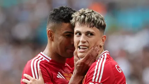 Casemiro e Alejandro Garnacho juntos no Manchester United. Foto: David Rogers/Getty Images
