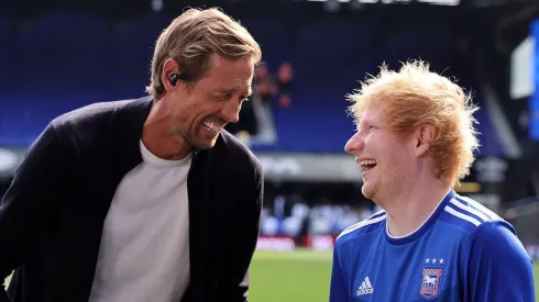 Peter Crouch e Ed Sheeran durante a partida da Premier League de estreia do Liverpool no Portman Road, Ipswich. (Foto: David Klein / Sportimage)
