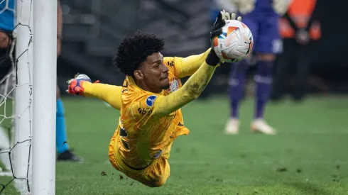 Hugo Souza defendeu três cobranças contra o RB Bragantino, pela Sul-Americana. 
