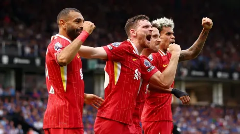 Diogo Jota, do Liverpool celebra o primeiro gol de sua equipe com os companheiros Mohamed Salah, Andy Robertson e Luis Díaz durante a partida da Premier League entre Ipswich Town FC e Liverpool FC.(Foto:Marc Atkins/Getty Images)
