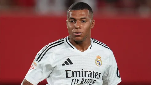 Mbappé com a camisa do Real Madrid.
