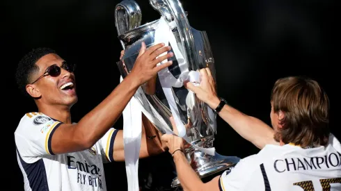 Bellingham e Modric com a taça da Champions League. Foto: Angel Martinez/Getty Images
