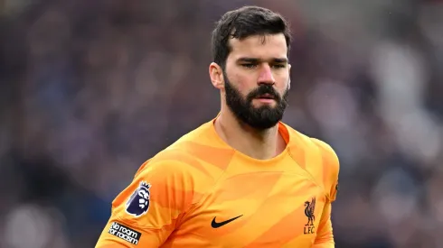 Alisson em ação pelo Liverpool. 
