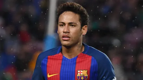 Neymar com a camisa do Barcelona.
