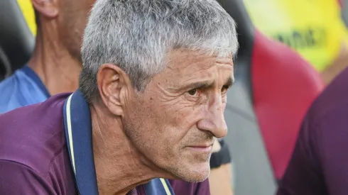 O técnico do Villarreal Quique Setien, avalia último reforço para setor defensivo.(Foto: Rafa Babot/Getty Images)
