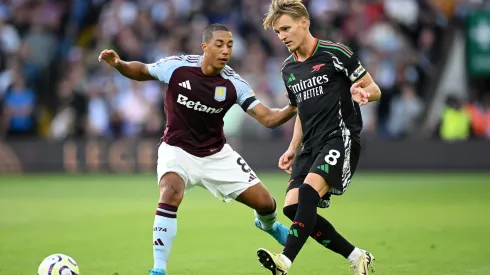 Odegaard regeu o Arsenal contra o Aston Villa na segunda rodada da Premier League (Foto: Clive Mason/Getty Images)
