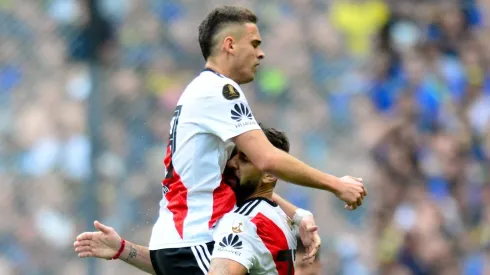 Lucas Pratto, do River Plate, comemora com o companheiro de equipe Rafael Santos Borré após marcar o primeiro gol de seu time durante o jogo de ida entre Boca Juniors e River Plate, parte das Finais da Copa CONMEBOL Libertadores 2018. (Foto: Amilcar Orfali/Getty Images)
