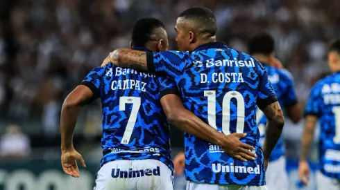 Douglas Costa e Campaz aturam juntos com a camisa do Grêmio.
