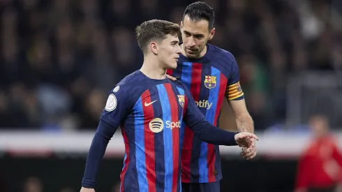 Sergio Busquets e Gavi durante o El Clássico, entre Real Madrid x Barcelona.
