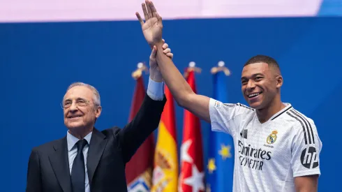 Kylian Mbappé ao lado de Florentino Perez 
