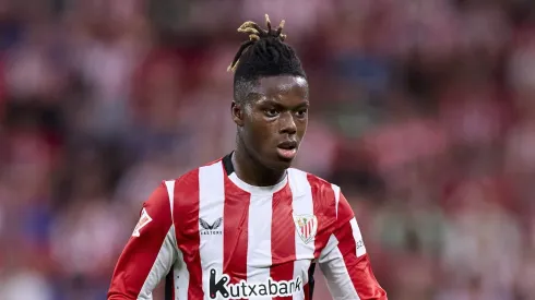 Nico Williams, do Athletic, observa durante a partida da LaLiga entre Athletic Bilbao e Atlético de Madrid em San Mamés. (Foto: Ricardo Larreina)
