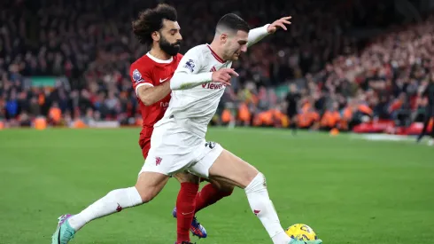 Mohamed Salah e Diogo Dalot em partida Manchester United x Liverpool
