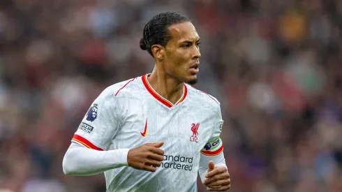 Van Dijk mostra credencial de capitão e parte para cima de rival do Liverpool em clássico.
