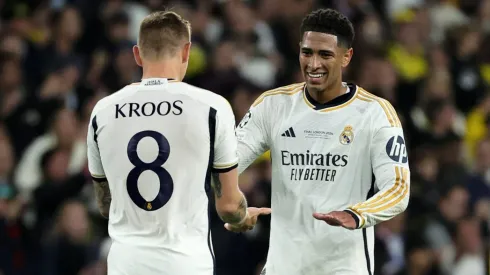 Toni Kroos e Jude Bellingham com a camisa do Real Madrid. ini
