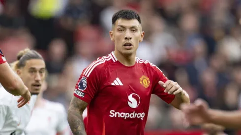 Lisandro Martínez, do Manchester United, observa durante a partida da Premier League entre Manchester United e Liverpool em Old Trafford. (Foto: Richard Callis/SPP Richard Callis / SPP )
