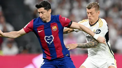 Robert Lewandowski, do Barcelona e Toni Kroos do Real Madrid pela La Liga em abril de 2024  (Photo by David Ramos/Getty Images)
