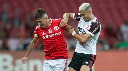 Carlos Palacios e Andreas Pereira se enfrentando pelo Brasileirão.
