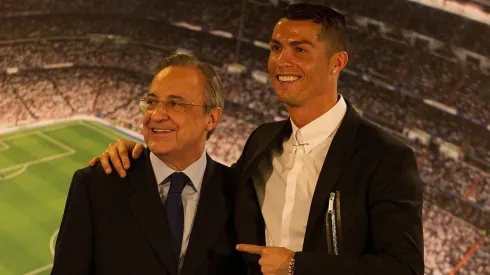 Cristiano Ronaldo  ao lado do presidente do Real Madrid, Florentino Pérez.  (Photo by Denis Doyle/Getty Images)
