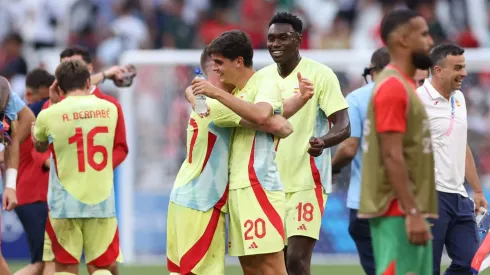 Juanlu Sánchez comemora a vitória com um companheiro de equipe após a semifinal masculina entre Marrocos e Espanha durante os Jogos Olímpicos de Paris 2024. (Foto: Alex Livesey/Getty Images)
