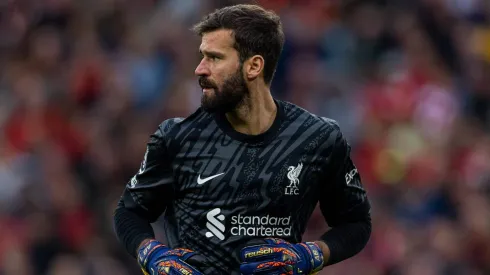 Alisson com a camisa do Liverpool.
