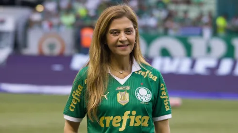 Leila Pereira com a camisa do Palmeiras.
