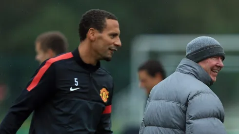 Sir Alex Ferguson brinca com Rio Ferdinand durante a sessão de treinamento do Manchester United antes do jogo da UEFA Champions League contra o Braga no Carrington Training Ground.  (Foto: Richard Heathcote/Getty Images)
