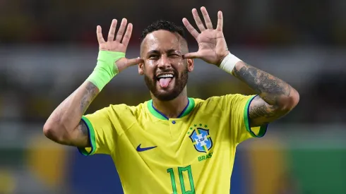 Neymar com a camisa do Brasil.
