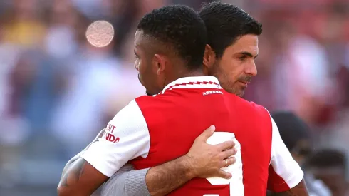 abriel Jesus, atacante do Arsenal e o treinador Mikel Arteta (Photo by Alexander Hassenstein/Getty Images)
