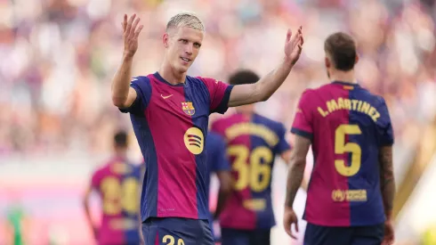 Dani Olmo comemora gol pelo Barcelona em seus primeiros passos no clube (Foto: Alex Caparros/Getty Images)
