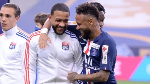 Neymar e Memphis Depay se enfrentaram na França. 
