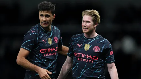 Rodri e De Bruyne com a camisa do Manchester City.
