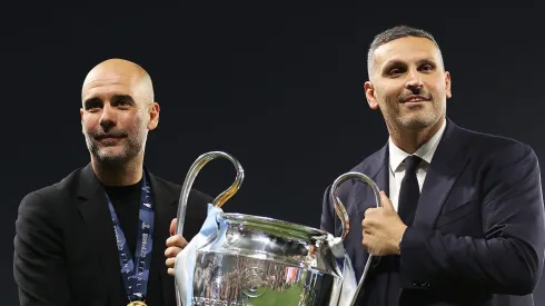 Pep Guardiola com a taça da Champions League. Foto: Michael Steele/Getty Images
