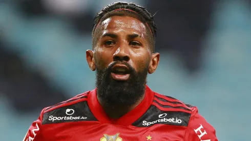 Campeão brasileiro pode fechar a contratação do lateral Rodinei, ex-Flamengo (Photo by Silvio Avila/Getty Images)
