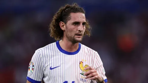 Gigante do futebol europeu toma decisão sobre Rabiot, ex-Juventus.
