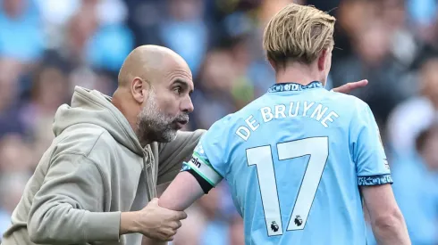 Guardiola ao lado de Kevin de Bruyne
