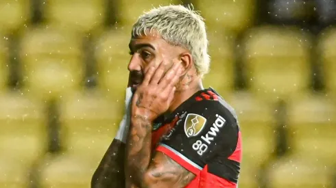 Gabigol com a camisa do Flamengo.
